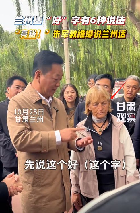 脸横肉眼睛肿大陪维娜打卡黄河被冷脸嫌弃K8凯发登录入口60岁朱军现身兰州满(图2)