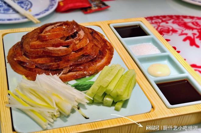 攻略掌握正宗技艺开启餐饮新篇章！凯发k8国际厅登录烤鸭技术培训全(图3)